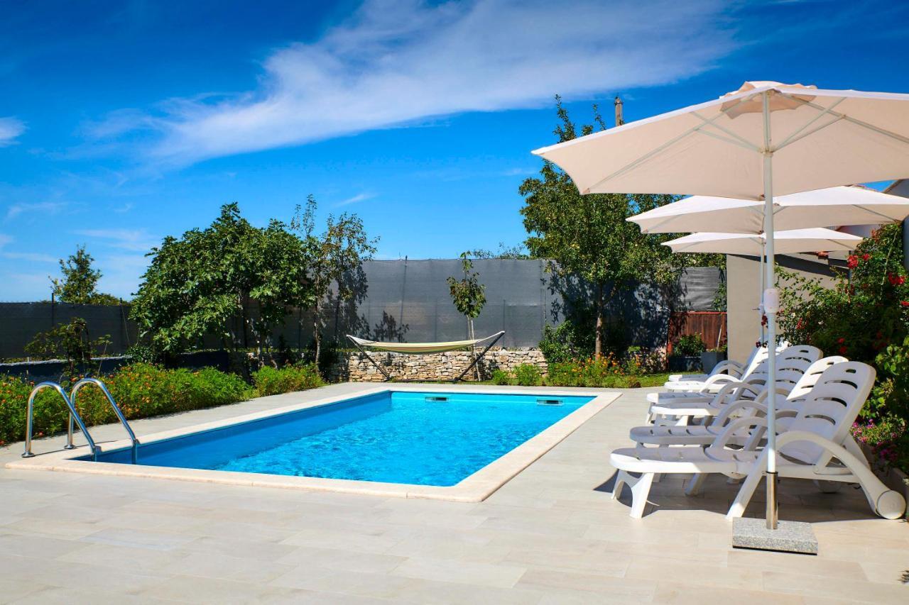 Holiday House Emma Burici ภายนอก รูปภาพ