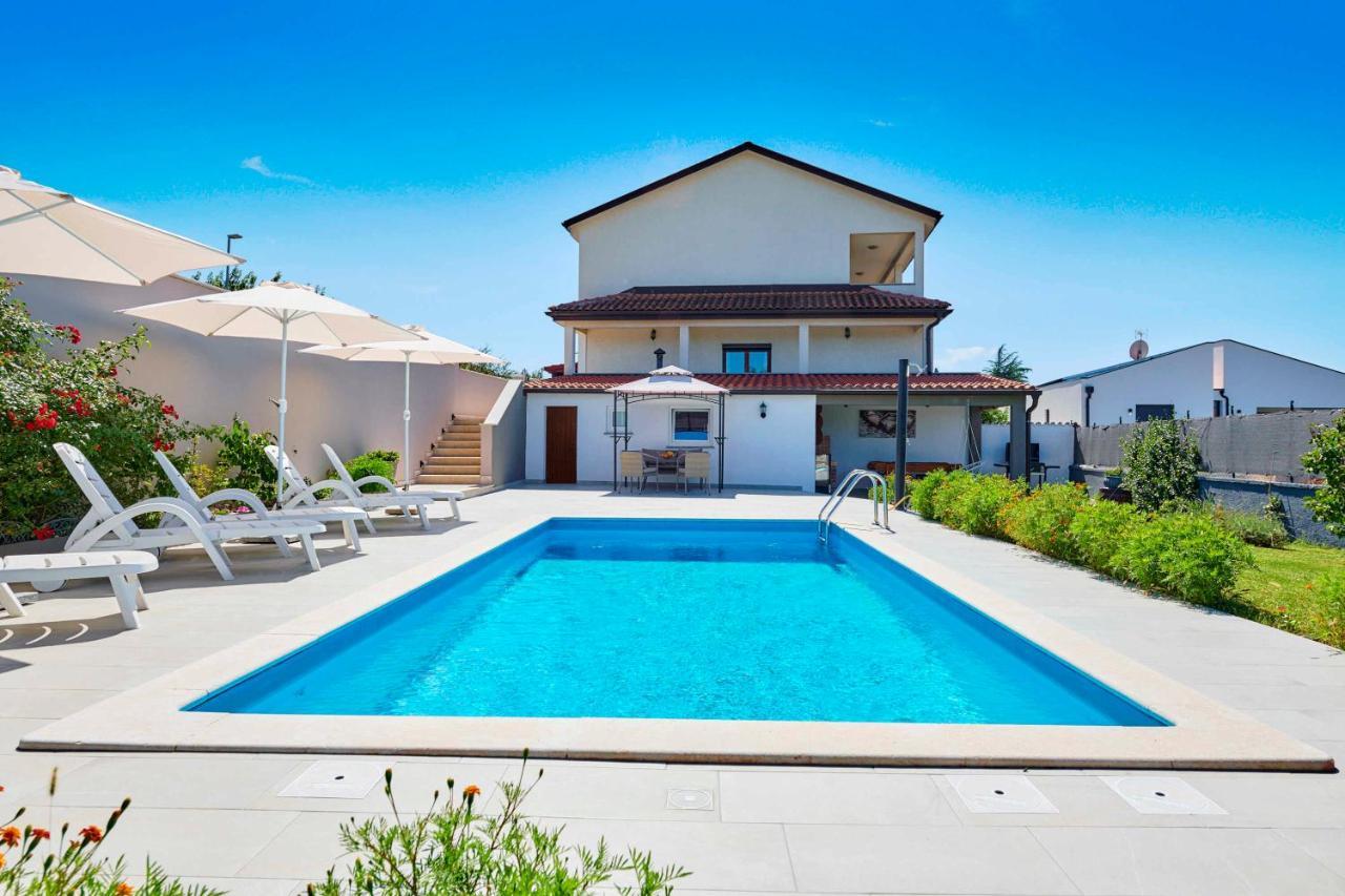 Holiday House Emma Burici ภายนอก รูปภาพ