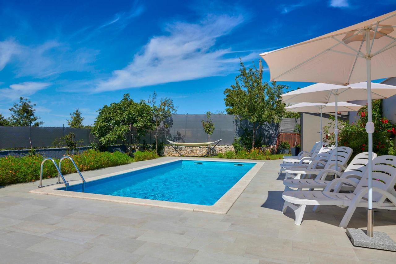 Holiday House Emma Burici ภายนอก รูปภาพ