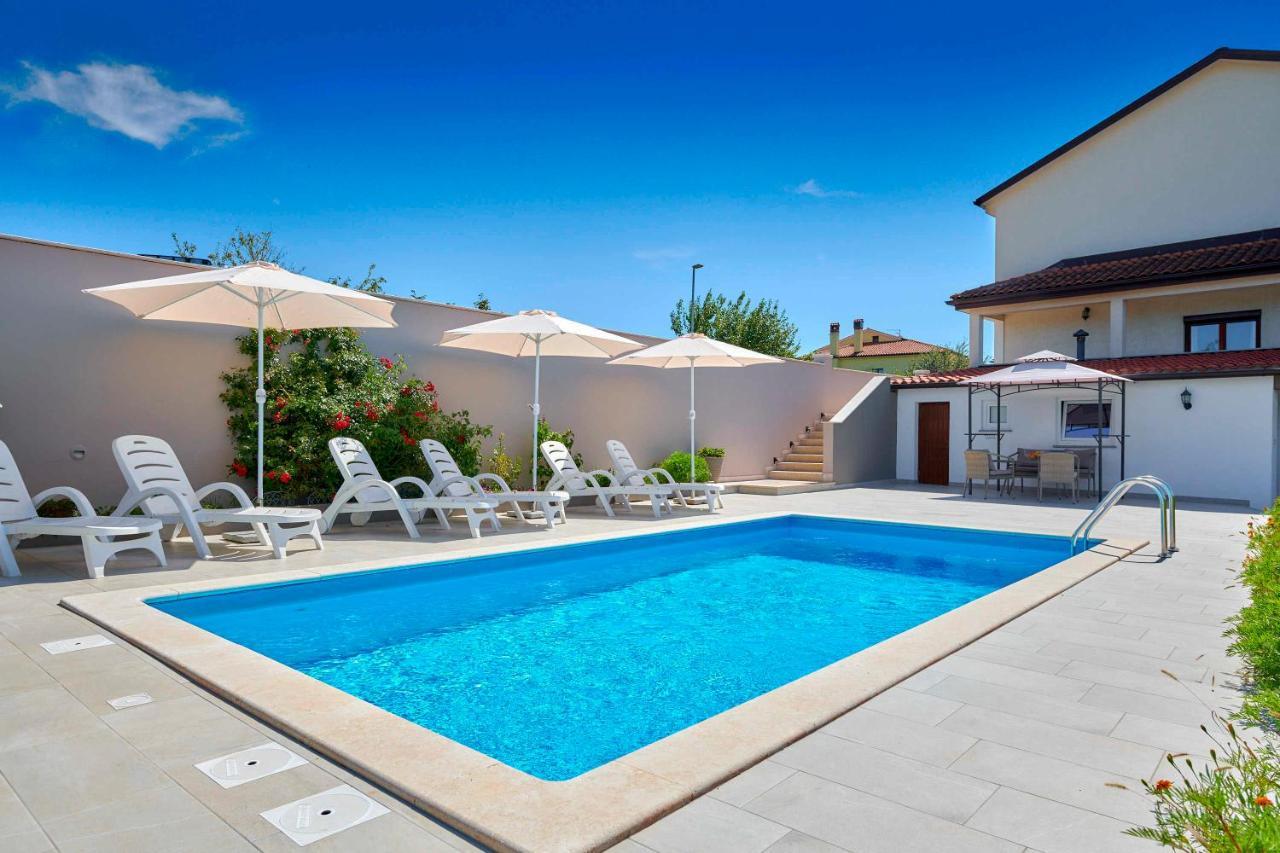 Holiday House Emma Burici ภายนอก รูปภาพ