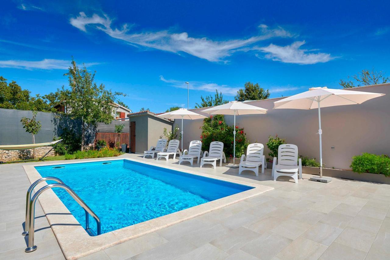 Holiday House Emma Burici ภายนอก รูปภาพ