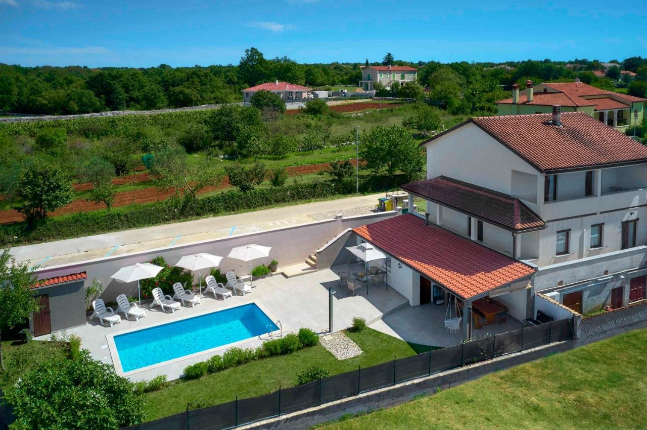 Holiday House Emma Burici ภายนอก รูปภาพ