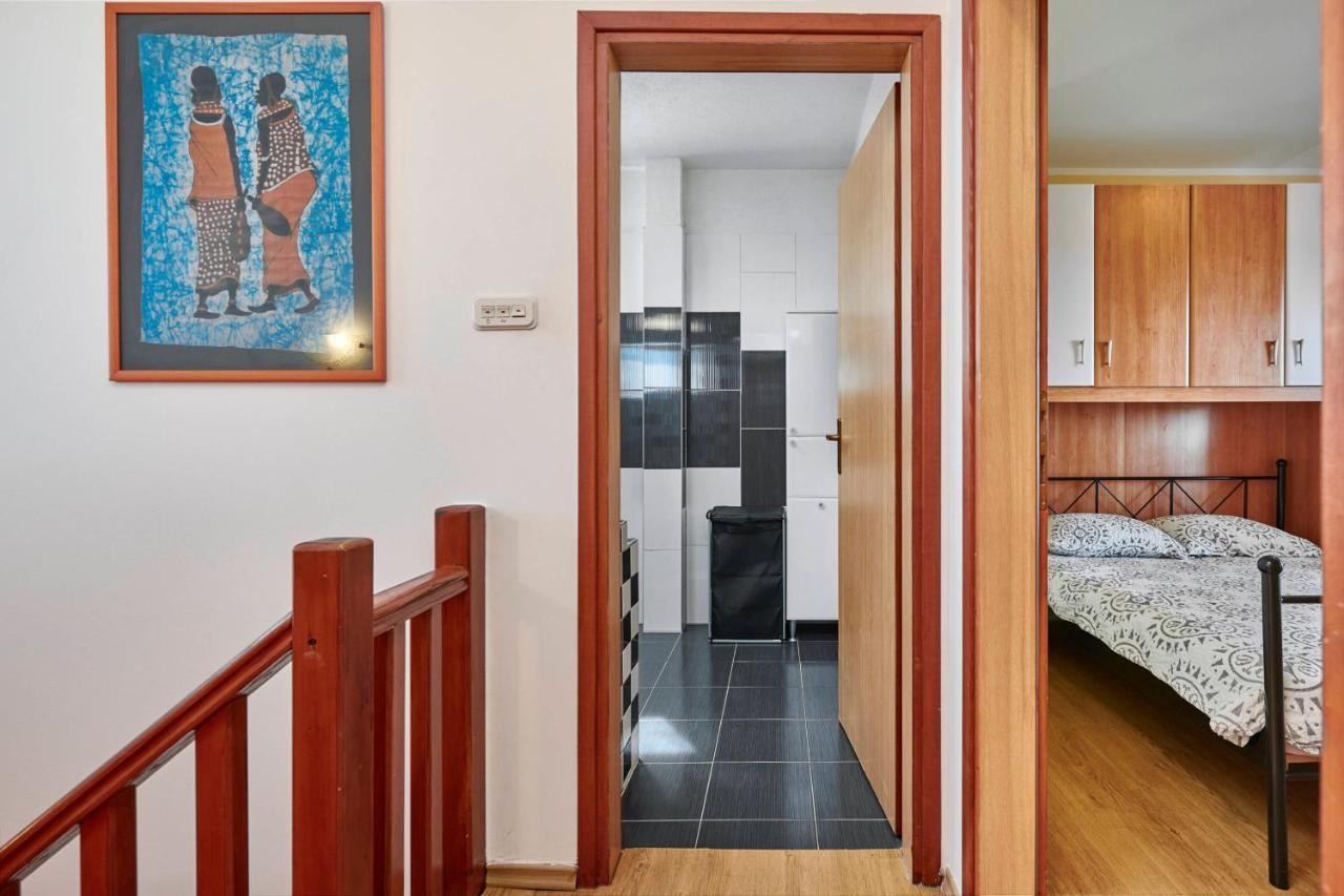 Holiday House Emma Burici ภายนอก รูปภาพ