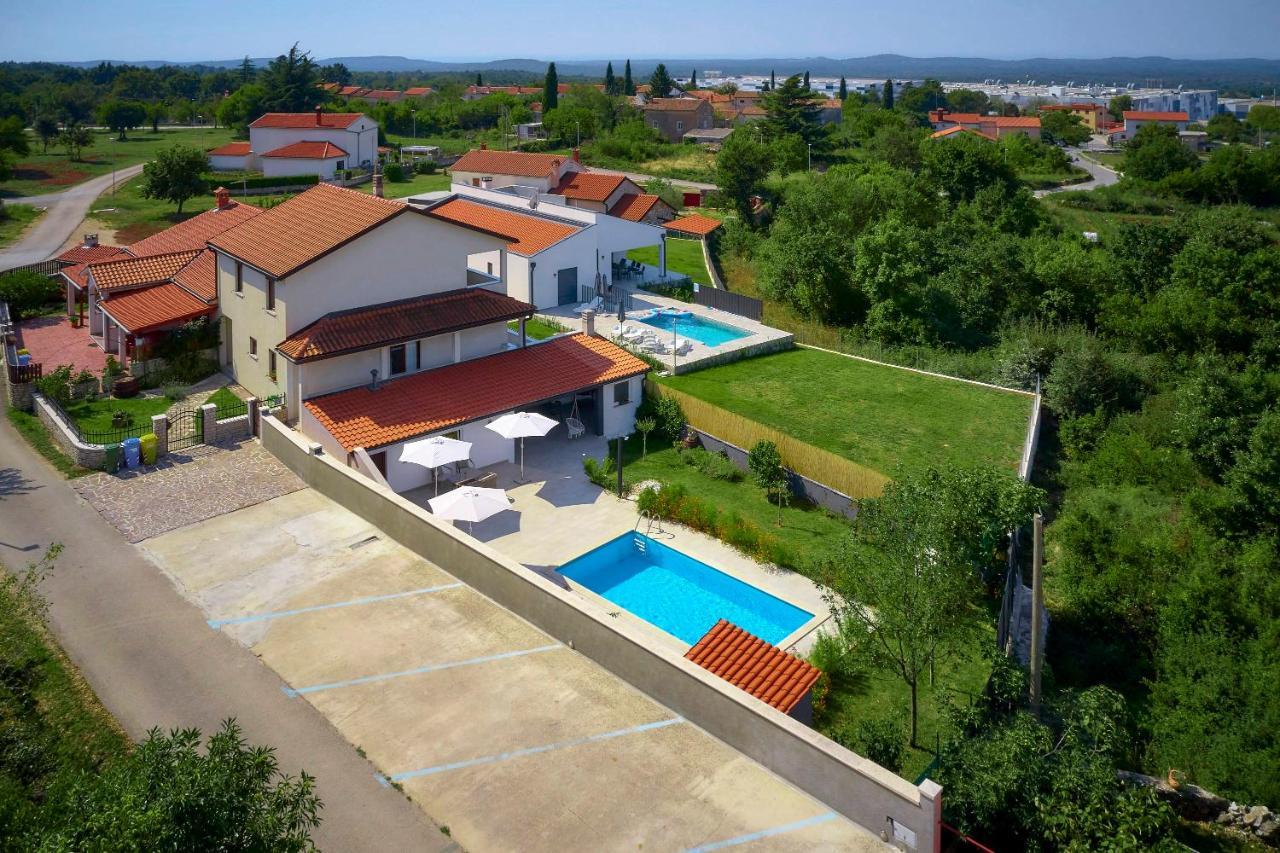 Holiday House Emma Burici ภายนอก รูปภาพ