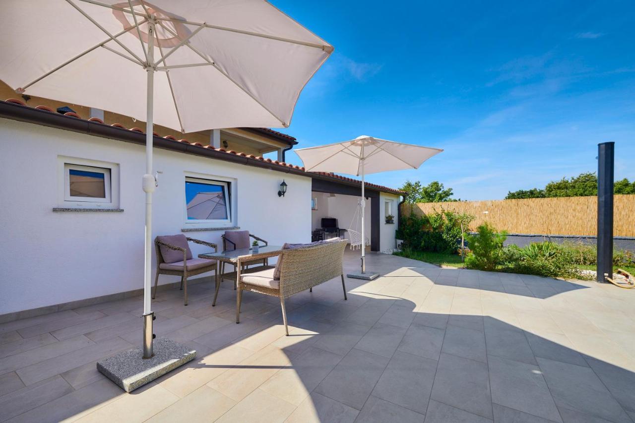 Holiday House Emma Burici ภายนอก รูปภาพ
