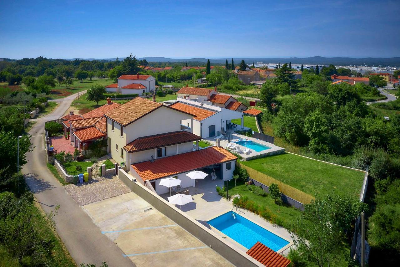 Holiday House Emma Burici ภายนอก รูปภาพ