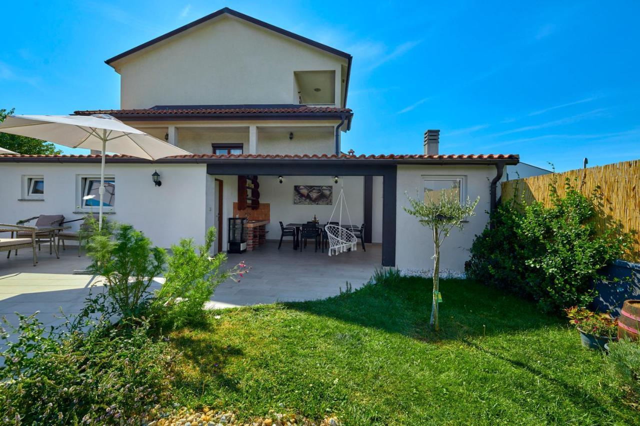 Holiday House Emma Burici ภายนอก รูปภาพ