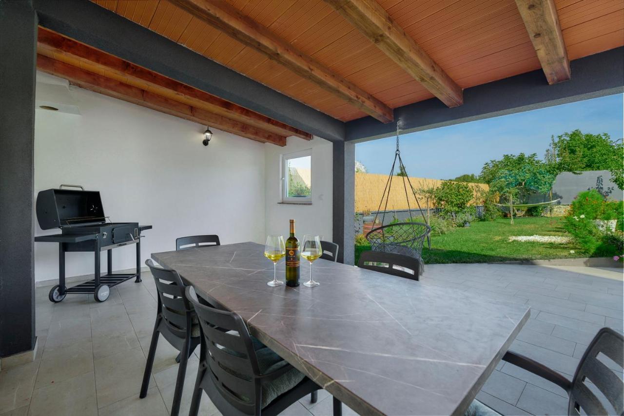 Holiday House Emma Burici ภายนอก รูปภาพ