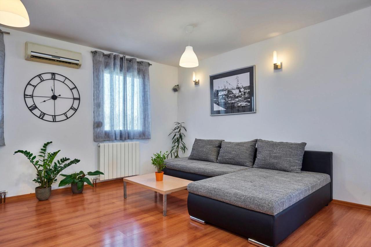 Holiday House Emma Burici ภายนอก รูปภาพ