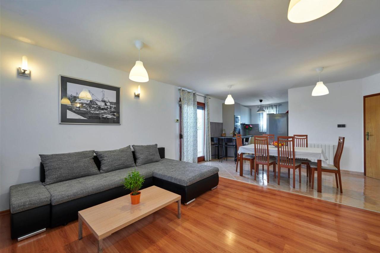 Holiday House Emma Burici ภายนอก รูปภาพ