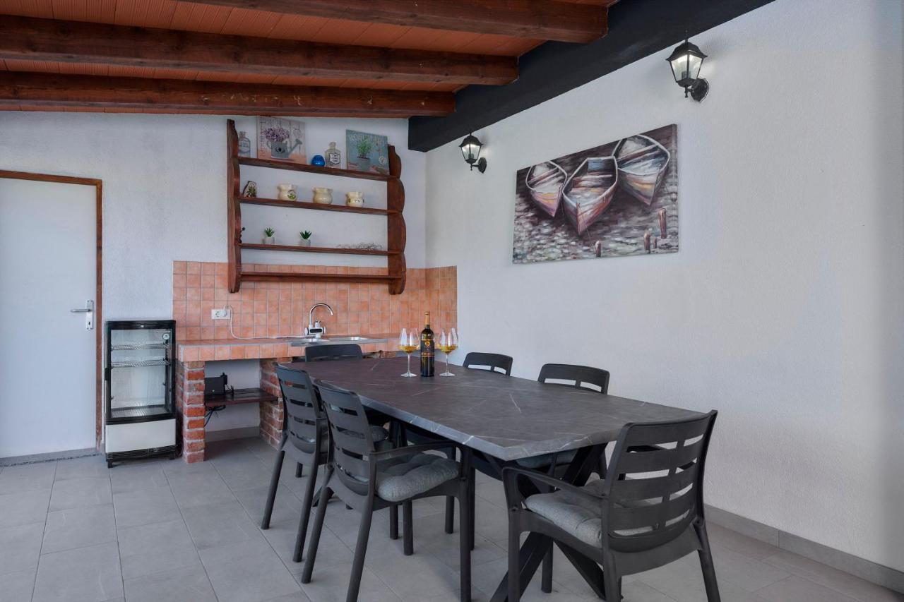 Holiday House Emma Burici ภายนอก รูปภาพ